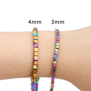 Regenbogenfarbene Perlenarmbänder in 3mm und 4mm Größen am Handgelenk