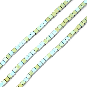 Makroaufnahme von Hämatit-Würfelperlen mit Aurora-Plattierung für DIY-Schmuck und Handwerk