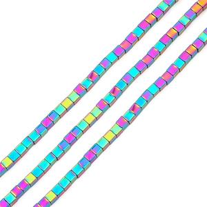 Makroaufnahme von irisierenden Hämatit-Quadratperlen für DIY-Schmuck und Armbänder