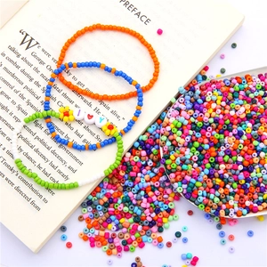 Kit de perles de rocailles colorées pour bracelets faits main avec finitions vernies