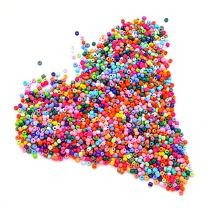 Mélange de perles de rocaille colorées pour bijoux DIY et création de colliers artisanaux
