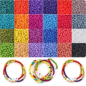 Dettaglio kit perline di vetro 24 colori con ciondoli LOVE per creazione di gioielli fai da te