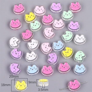 Dettaglio perline in acrilico a forma di gatto con dimensioni 20x18mm e foro di infilatura