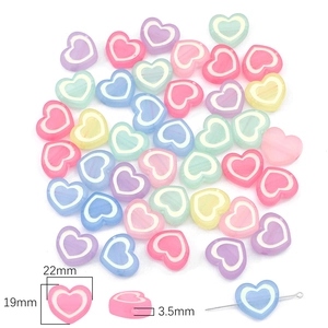 Dettaglio di perle a cuore in acrilico da 22mm con foro orizzontale per creazioni fai-da-te