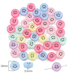 Dettaglio macro di perline smiley in acrilico da 19mm per gioielli fai-da-te con misure