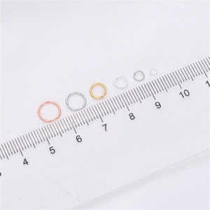 DIY sieraden connectoren in 18K goud en zilver met liniaal voor maatreferentie