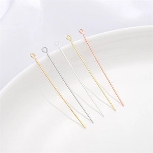 Vue détaillée de clous à oeil en or argent et or rose pour la création de bijoux DIY