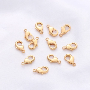 Dettaglio di undici chiusure a moschettone a cuore in oro 14k per gioielli fai-da-te