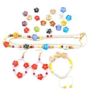 Ensemble de bijoux faits main avec perles de fleurs en verre et collier de perles