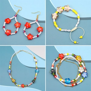 Parure de bijoux fleurs en verre coloré avec colliers de perles et boucles d'oreilles