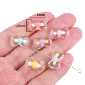 Dettaglio di perle a fiocco in resina 16x10mm con cuori per la creazione di gioielli fai da te