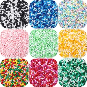 Gedetailleerd overzicht van gekleurde kralen van 2-3mm voor DIY sieraden maken