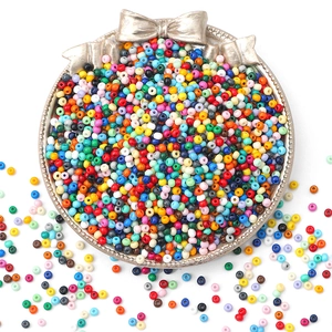 Macro-opname van gekleurde rocailles voor DIY-sieraden in een zilveren displayplateau