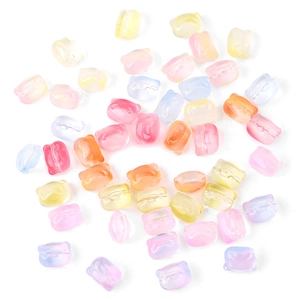 Vista macro di perle in vetro a zampa d'orso sfumate per accessori di gioielleria fai-da-te