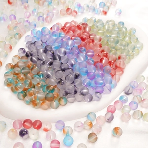 Macro-opname van gekleurde matte glazen kralen met goudpoeder voor DIY sieraden