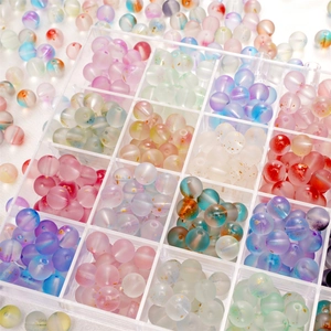 Matte glazen kralen met goudfolie in opbergdoos voor het maken van DIY-sieraden
