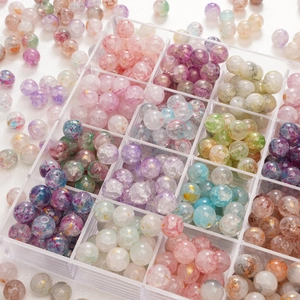 Kleurrijke glazen kralen met krakelee-effect en goudfolie in doos voor DIY-sieraden