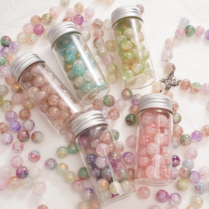 Bovenaanzicht van gekleurde glazen kralen in potjes voor doe-het-zelf sieraden