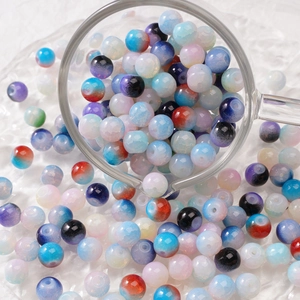 Macro-opname van gekleurde glazen kralen met glittereffect voor DIY-sieraden en knutselen