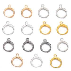 Vue macro de crochets de boucles d'oreilles en cuivre en divers coloris métalliques