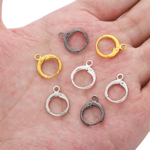 Gros plan de crochets de boucles d'oreilles levier en or, argent et bronze pour DIY