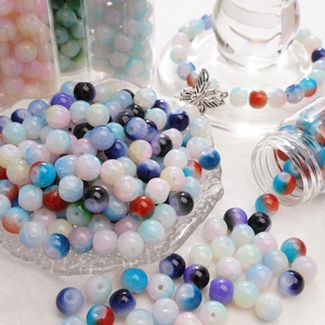 Macro-opname van kleurrijke doorschijnende glazen kralen met iriserende finish voor DIY-sieraden