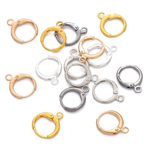 Détail de crochets d'oreilles dormeuses en diverses finitions métalliques pour bijoux DIY