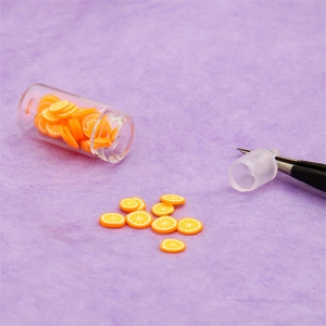 Vista macro de rodajas de naranja de resina en frasco de vidrio para joyería artesanal DIY