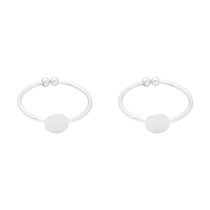 Dettaglio di orecchini a cerchio in argento placcato 18K con paillettes tonde e perline