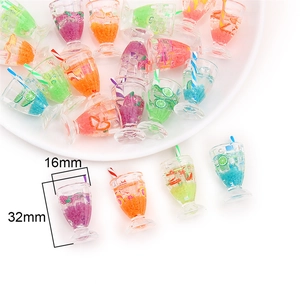 Vista de detalle de colgantes de resina de 32mm con cubitos de hielo y limones