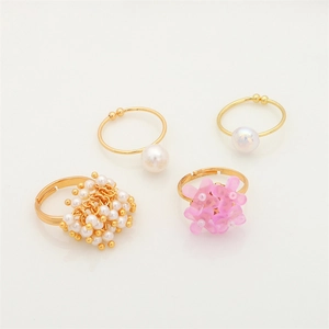 Set di quattro anelli regolabili placcati oro 18K con perle e motivi floreali