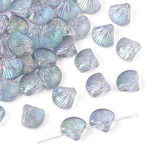 Makroaufnahme von schillernden Perlen in Muschelform mit bunter AB-Beschichtung für DIY-Schmuck