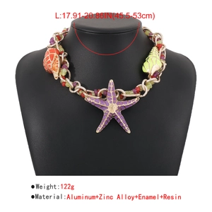 Détail du collier thème marin avec étoile de mer violette et perles colorées