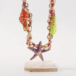 Collier de perles colorées avec pendentifs étoile de mer et coquillage en métal doré