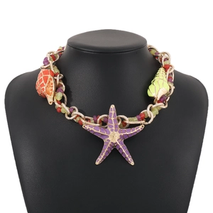 Collana di perle a stella marina con stella marina in smalto viola e catena dorata