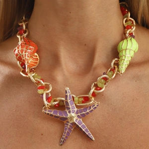 Collana a catena dorata con grande ciondolo a stella marina viola e perline colorate