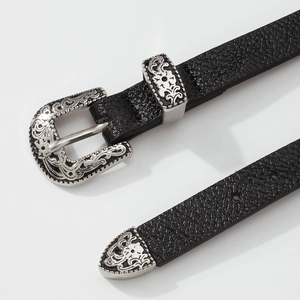 Dettaglio del choker in pelle con fibbia incisa a fiori vintage e punta in argento