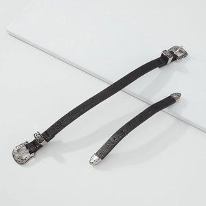 Dettaglio choker in pelle nera con fibbie in metallo argentato inciso vintage
