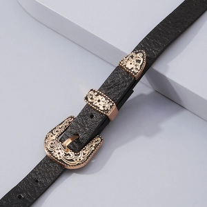 Dettaglio del choker in pelle nera con finiture metalliche dorate floreali e trama fine