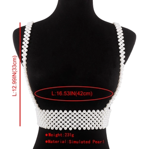 Detalle de la cadena corporal tejida de perlas artificiales sobre un maniquí negro