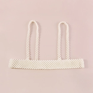 Elegante top de tirantes con perlas multicapa y correas anchas de cadena para el cuerpo