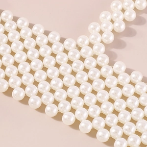 Vista macro de tejido de perlas blancas de varias filas para detalle de cadena corporal