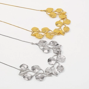 Collares minimalistas de racimos de hojas metálicas en acabados oro y plata grabados