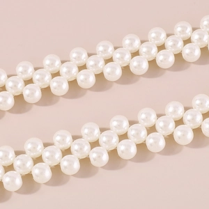 Vista macro de la cadena de perlas de doble capa con elegante textura tejida para mujer