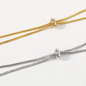 Detalle de cadenas box doradas y plateadas con cuentas deslizantes ajustables