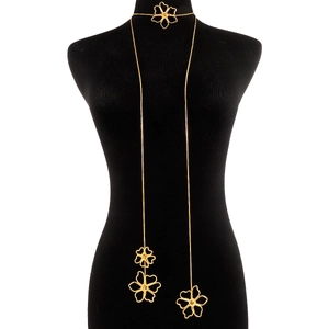 Detailed close-up of hollow gold flower charms on a minimalist vintage alloy necklace
