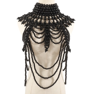 Collana da spalla a più strati di perle nere e catena per il corpo in stile tribale