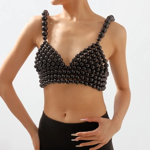 Détail des grandes perles noires brillantes sur une chaîne de corps style bikini