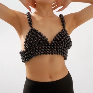 Gros plan détaillé d'un haut de bikini noir perlé brillant avec un design fait à la main