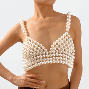 Haut de bikini exagéré en perles fait main pour une tenue de plage élégante et chic